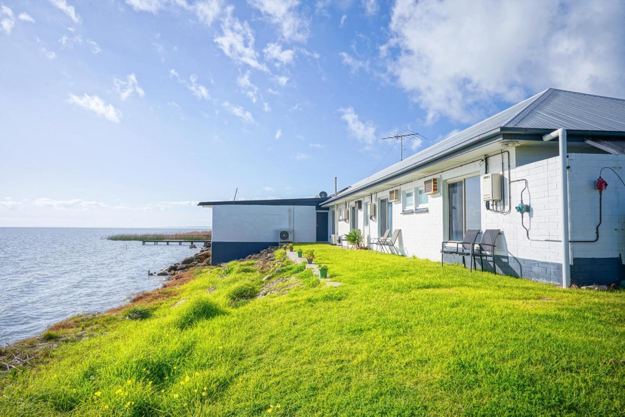 Meningie Waterfront Motel Exterior photo